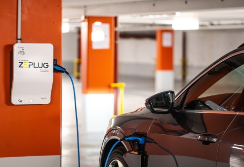 Une voiture électrique se rechargeant à une borne de recharge Zeplug en parking souterrain