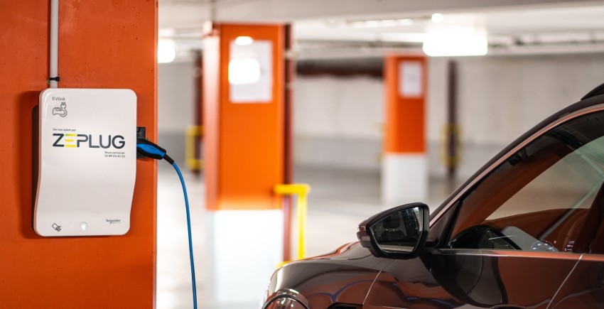 Une voiture électrique se rechargeant à une borne de recharge Zeplug en parking souterrain