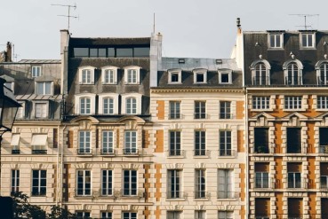 Plusieurs façades d'immeubles résidentiels parisiens