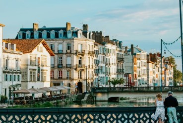 Couple de personnes âgées admirant sur un pont un centre ville